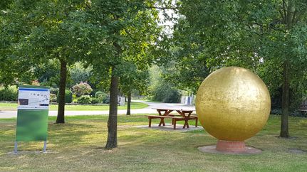 Infotafel und Sonne vom Steinplanetarium in Anderlingen