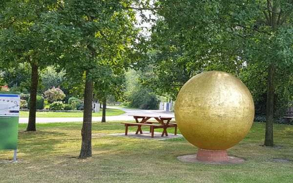 Infotafel und Sonne vom Steinplanetarium in Anderlingen