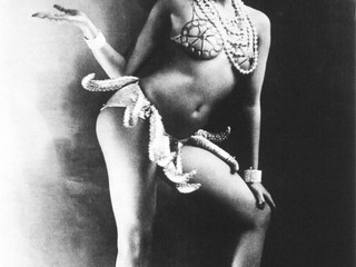 Josephine-Baker-La-folie-du-jour-1926-Deutsches-Tanzarchiv-Koeln-Simon-Rupieper.jpg