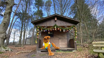 Hanni Hase vor seiner Holzhütte