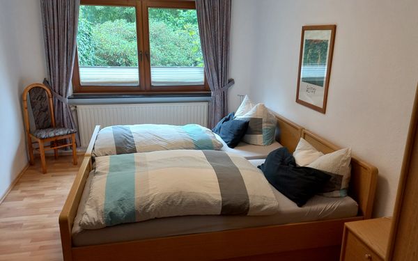 Gemütlich eingerichtetes Doppelschlafzimmer in der Ferienwohnung "Das Haus im Moor"