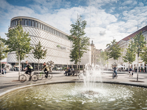 Sommerliches Treiben auf dem Richard Wagner Hain in Leipzig, im Hintergrund befindet sich das Einkaufszentrum Höfe am Brühl.