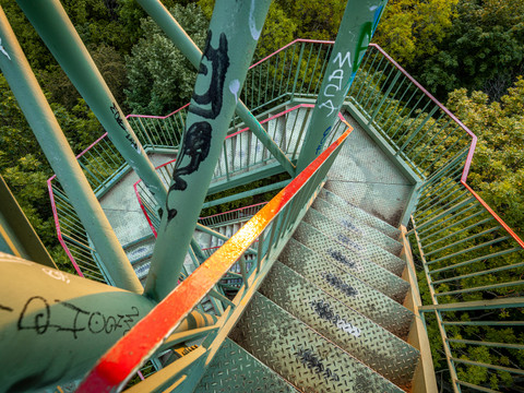 Blick auf die Wendeltreppe, die auf die Aussichtsplattform des Wackelturms im Leipziger Rosental führt, einem der größten Parks in Leipzig