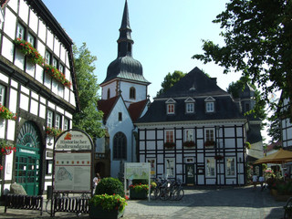 Bolzenmarkt mit Blick auf die Pfarrkirche St. Johannes Baptist und das Rathaus