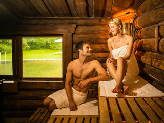 VitaSol Therme: SeeSauna im SaunaPark mit angrenzendem Naturbadeteich