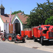 Historische Feuerwehrfahrzeuge vor dem Museum