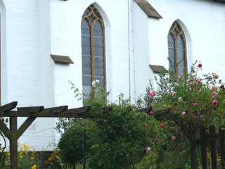 Stiftskirche Levern mit Rosen