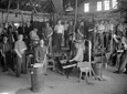 Glasmacher mit Arbeitsgerät um 1930