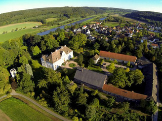 Blick ins Wesertal mit Schloss und Ort Wehrden
