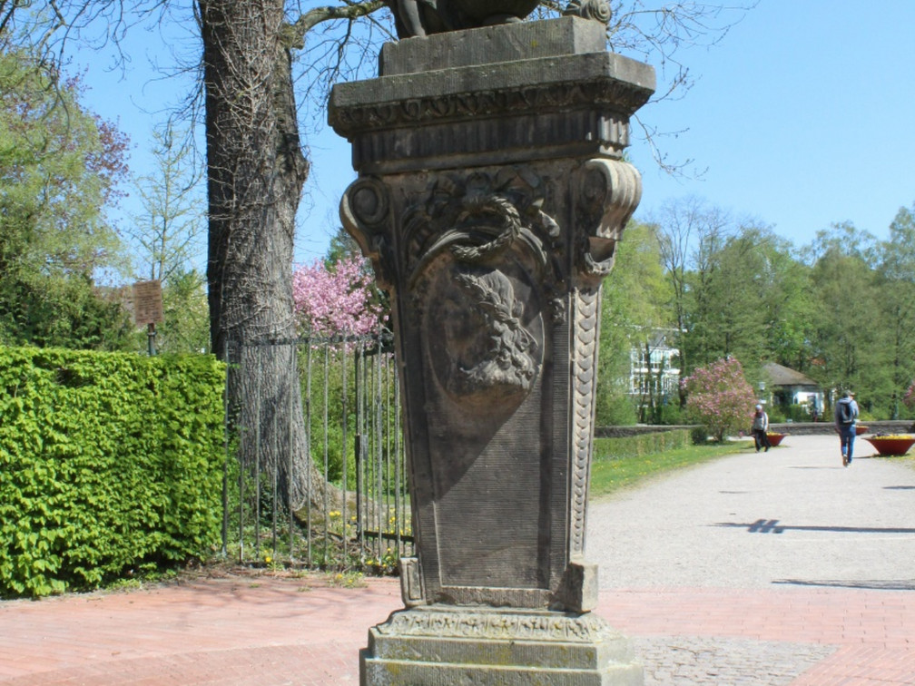 Simon-August Denkmal