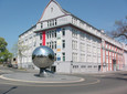 Elsbach Haus mit Kugel-Skulptur