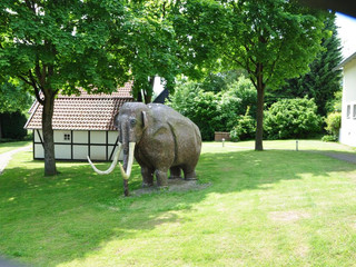 Mammut vor dem Heimatmuseum