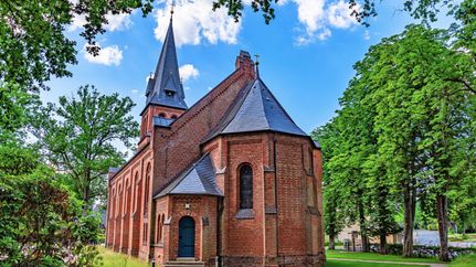 Außenansicht der St.-Antonius-Kirche in Fintel