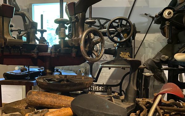 Exponate aus Handwerk im Inneren vom Heimathaus Fintel