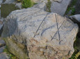 Historischer Stein mit Richtungsweisung an der Lippischen Velmerstot