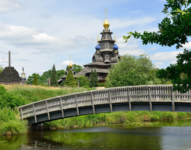 Blick auf die Russisch-Orthodoxe Holzkirche