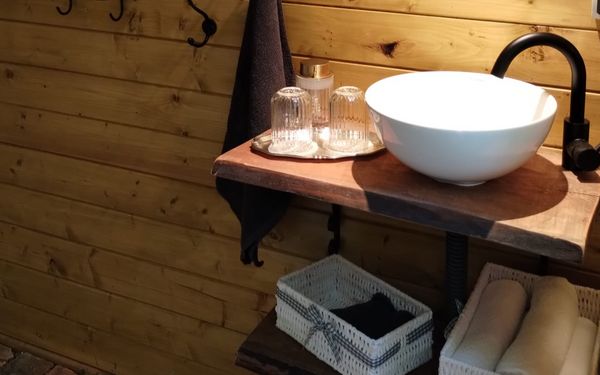 Detailansicht Duschbad Lüttes Moorhus Karlshöfen