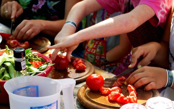 Frische Zubereitung in der LandKüche im LandPark Lauenbrück