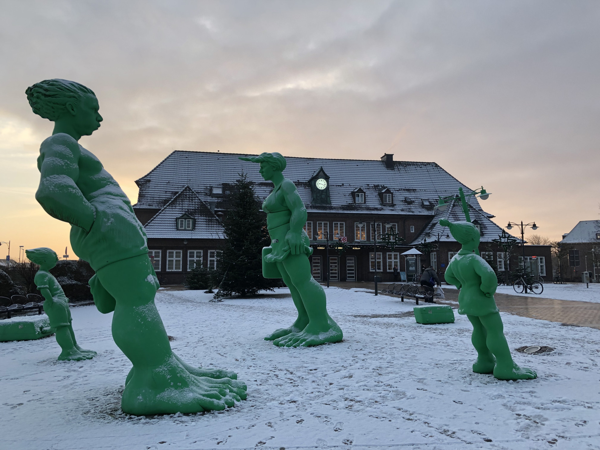 Die reisenden Riesen bei Schnee vor dem Bahnhof Westerland