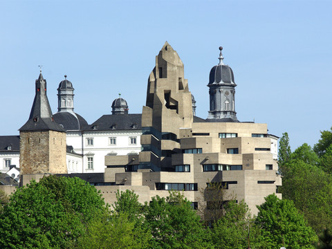 Rathaus mit Schloss im Hintergrund
