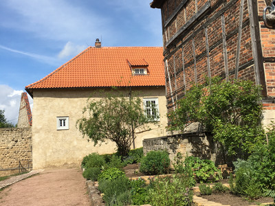 Brunnenhaus Kräutergarten
