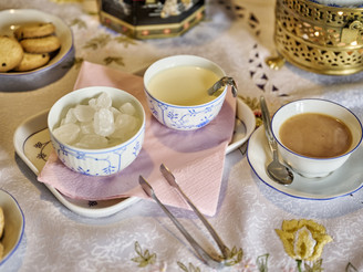 Kluntje und Wolkje bei einer Ostfriesischen Teezeremonie