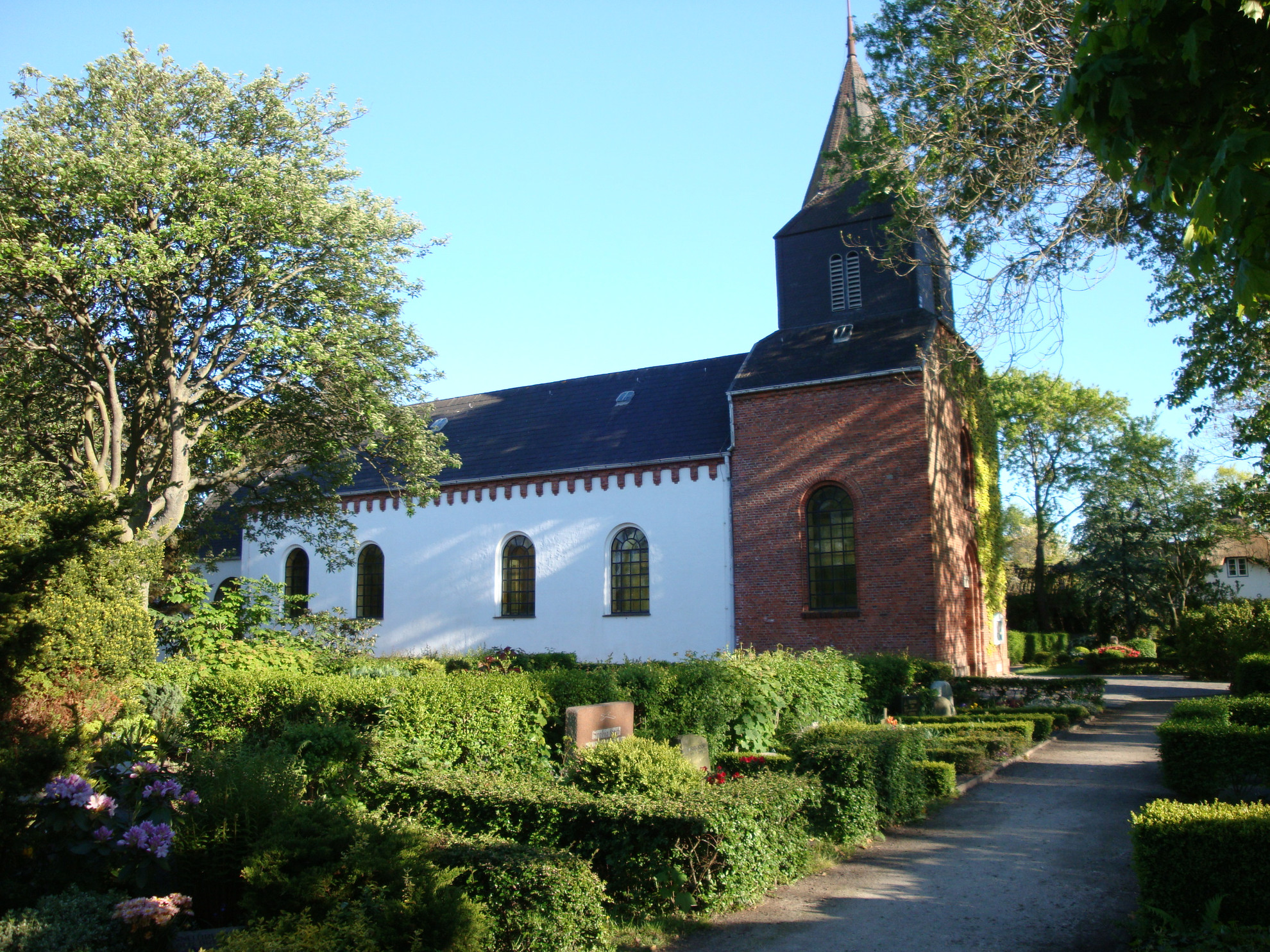 Der Friedhof an der Kirche St. Niels in Westerland
