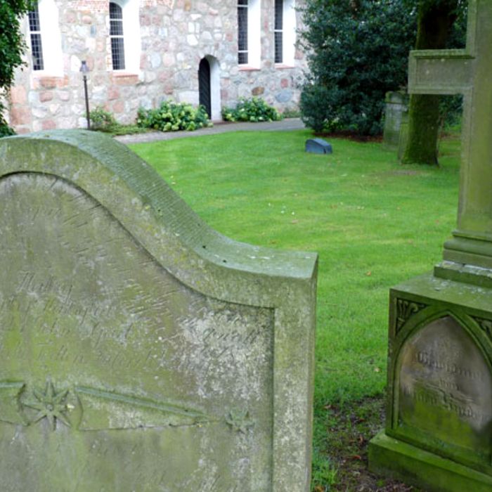 Uralte Grabsteine sind noch auf dem alten Friedhof zu finden