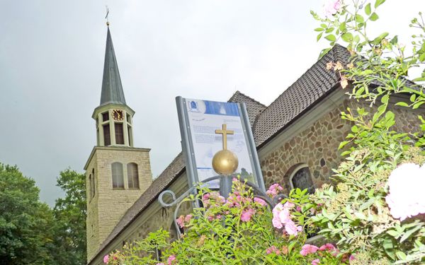 Die Allerheiligen-Kirche mit dem schönen Glockenturm