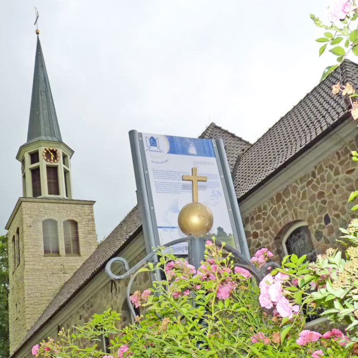 Die Allerheiligen-Kirche mit dem schönen Glockenturm