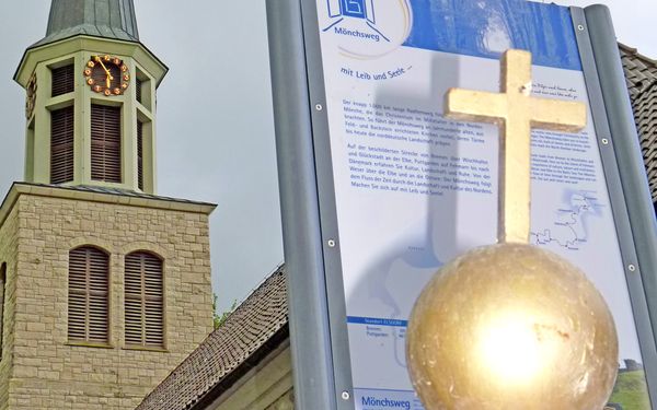 Infotafel vom Mönchsweg bei der Allerheiligen-Kirche
