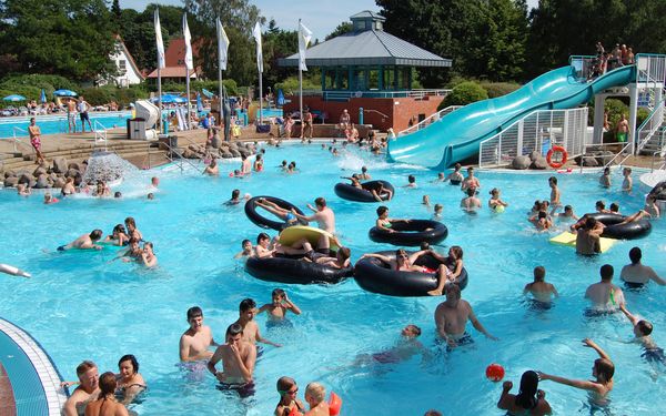 Schwimmer- und Nichtschwimmerbecken des Erlebnisbades Ronolulu