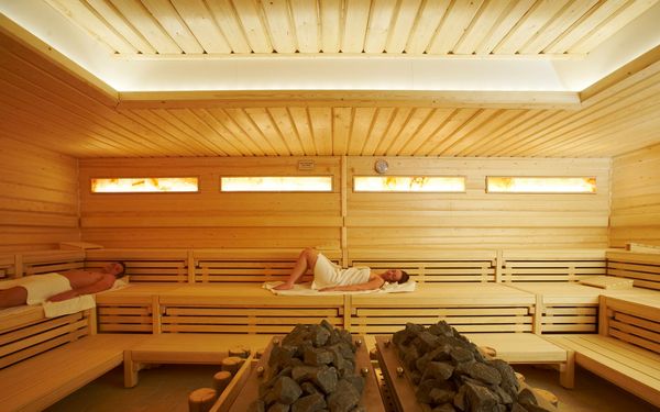 In der großen Sauna finden regelmäßig Aufgüsse statt