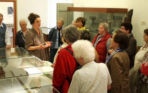 Führungen durch unsere Dauerausstellung vermitteln den Besucher*innen die Besonderheiten der Archäologie, Geologie und Moorkunde aus dem Elbe-Weser-Dreieck