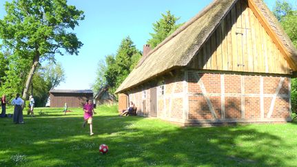 Das großzügige Gelände auf dem Moorhof lädt zum Verweilen ein.