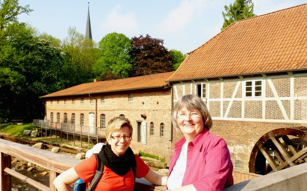 Wanderer vor der Wassermühle Sittensen