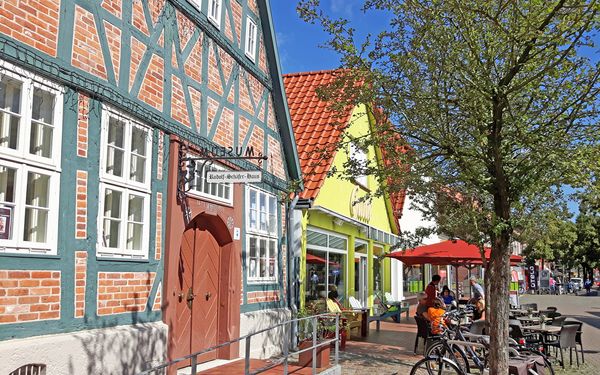 Außenansicht vom Rudolf-Schäfer-Haus und die Fußgängerzone