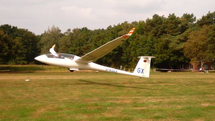 Ein Segelflugzeug startet vom Segelflugplatz Westertimke