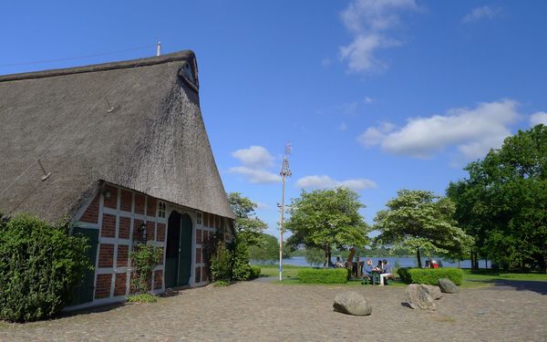 Niedersächsische Hofanlage Haus am See