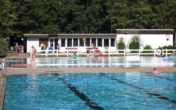 Das Freibad verfügt über ein Schwimmer-, ein Nichtschwimmer- und ein Babybecken