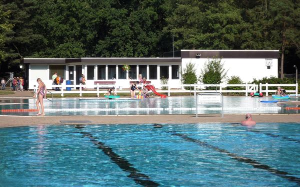 Schwimmer-, Nichtschwimmer- und Babybecken im Ummelbad