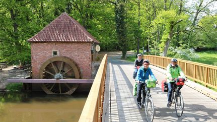 Radfahrer auf der Brücke bei der Wassermühle Eitzmühlen