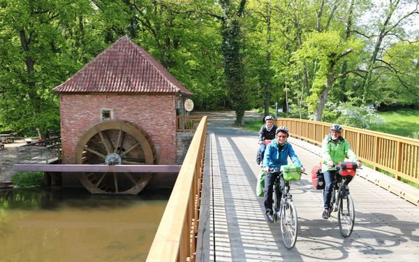 Radfahrer auf der Brücke bei der Wassermühle Eitzmühlen