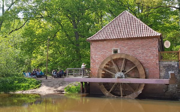 Die Wassermühle Eitzmühlen mit Besuchern an der Oste