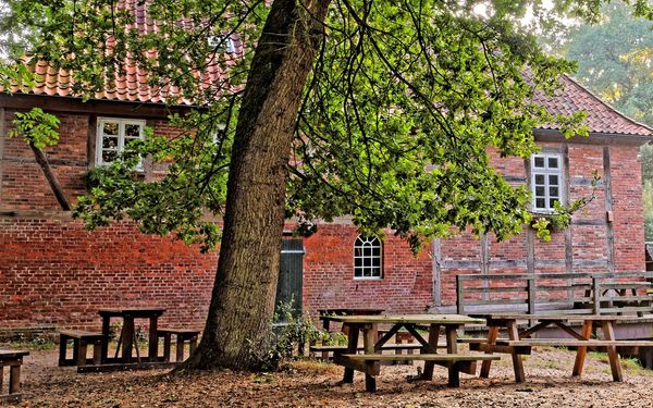 Sitzplätze außerhalb vom Oste-Café