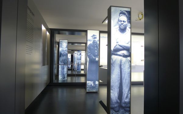 Gedenkstätte Lager Sandbostel - Lebensgroße Portraits der Dauerausstellung