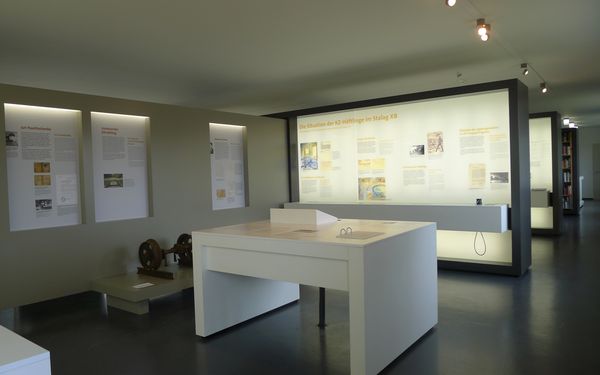Der erste Teil der Dauerausstellung informiert über die Geschichte des Kriegsgefangenenlagers, der zweite Teil über die umfangreichen Nachkriegsnutzungen