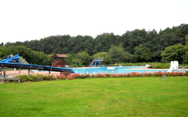 Im Freibad gibt es mehrere Schwimmbereiche für große und kleine Gäste