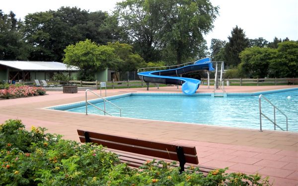 Umkleidekabinen, Kiosk und Wasserrutsche im Waldbad Gnarrenburg