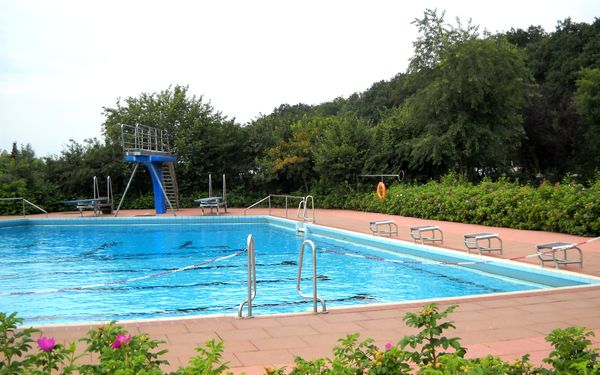 Sprungturm und Startblock im Waldfreibad Gnarrenburg
